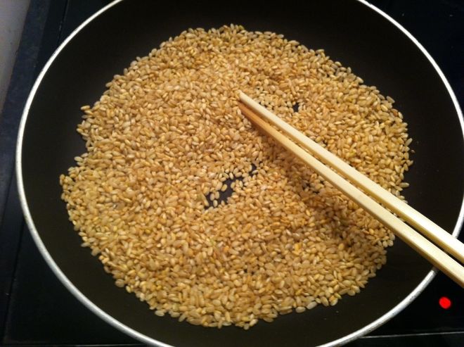 Rang gạo nếp và gạo tẻ để thực hiệu bột gà rang muối