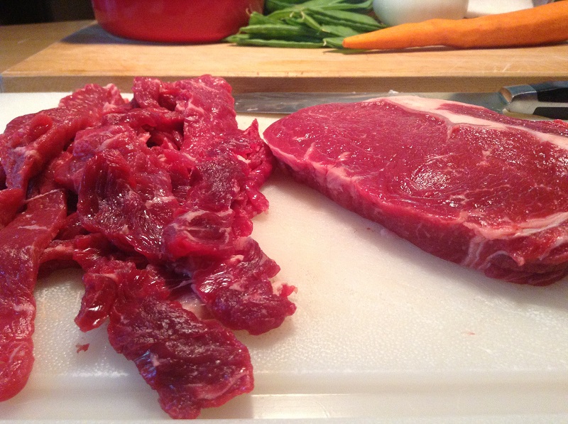 Thái lát mỏng thịt bò trước khi đem đi chế biến