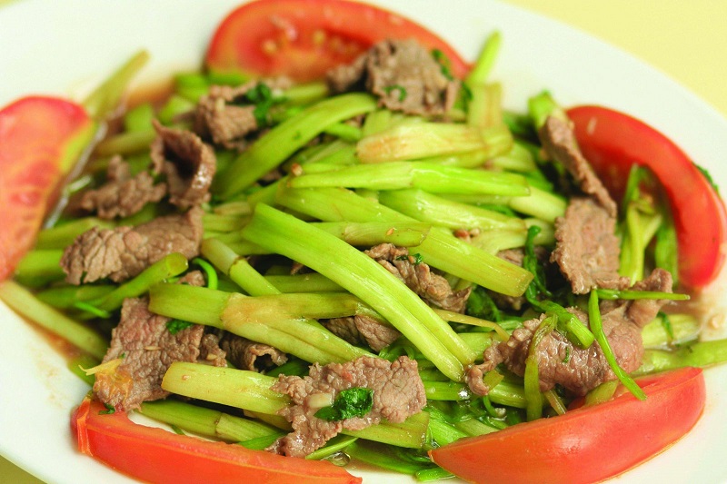 Món thịt bò xào rau cần có thể chế biến đơn giản tại nhà