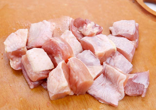 Chặt thịt gà thành từng miếng với kích thước vừa ăn