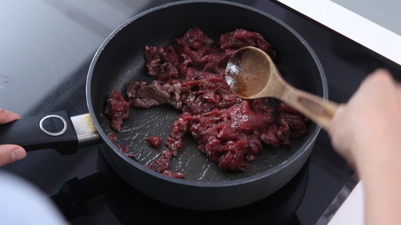 Xào thịt bò trên chảo nóng