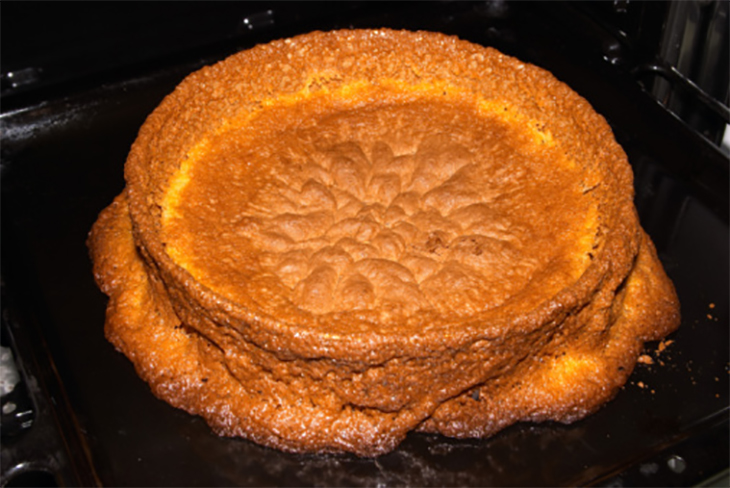 Bánh bông lan bị xẹp, lõm là một trong những lỗi phổ biến thường gặp nhất