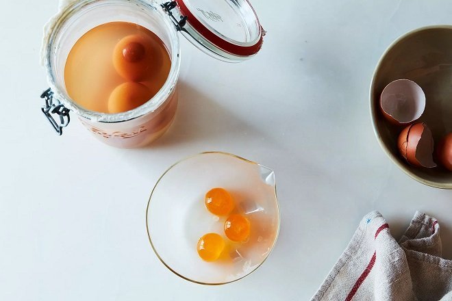 Cho trứng muối vào bát đựng rượu để khử mùi tanh