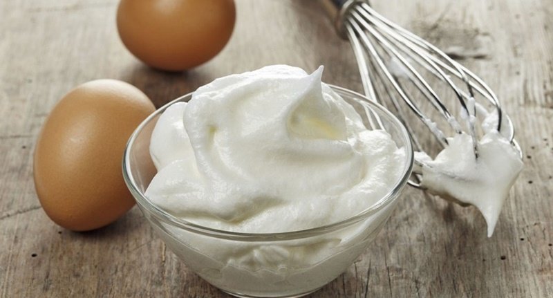 Đánh trứng gà, bột bắp, sữa tươi và whipping để tạo thành sốt kem
