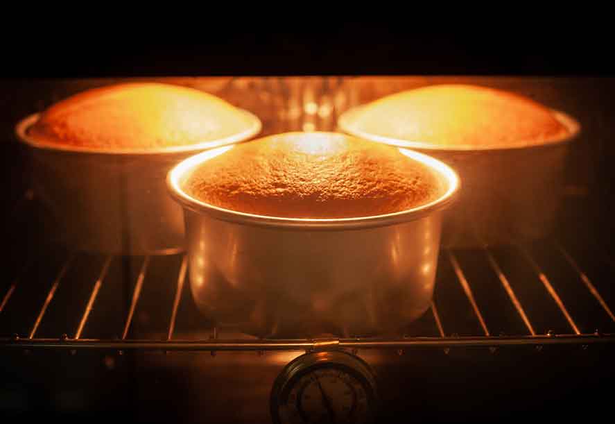 Nướng bánh trong lò nướng điện ở nhiệt độ 150 độ C