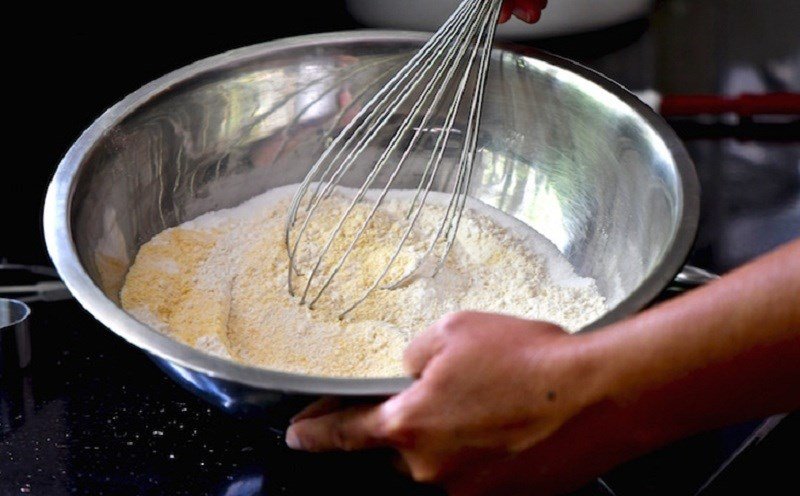 Đánh trứng và rây bột để bánh đạt được độ mềm, xốp như mong muốn