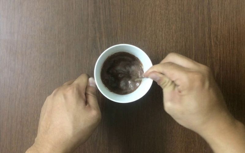Pha cacao để tạo thành một hỗn hợp mềm, mịn
