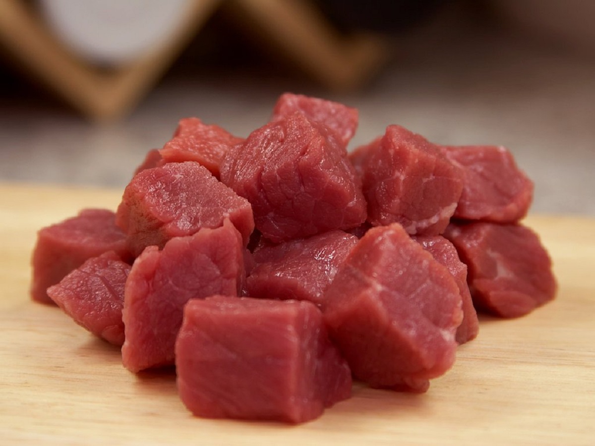 Thịt bò cắt thành từng miếng dạng hình vuông nhỏ