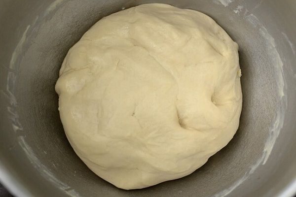 Trộn bột bánh để tạo hỗn hợp đồng nhất