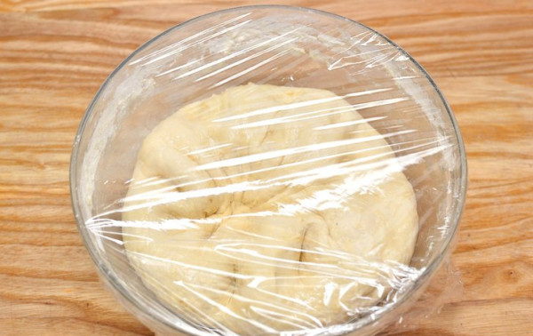 Ủ bột bánh trong khoảng 10 phút đến khi bột dẻo mịn