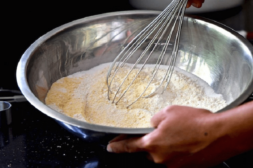 Cách làm bánh cupcake bằng nồi chiên không dầu khá đơn giản