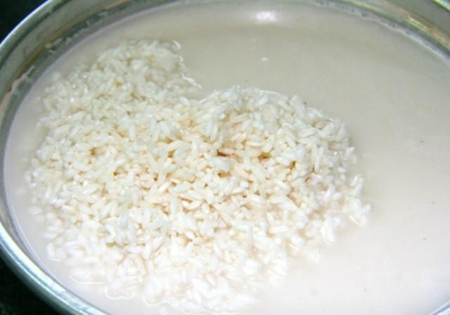 Ngâm gạo nếp trong nước lạnh pha chút muối trong vòng 6 - 8 tiếng
