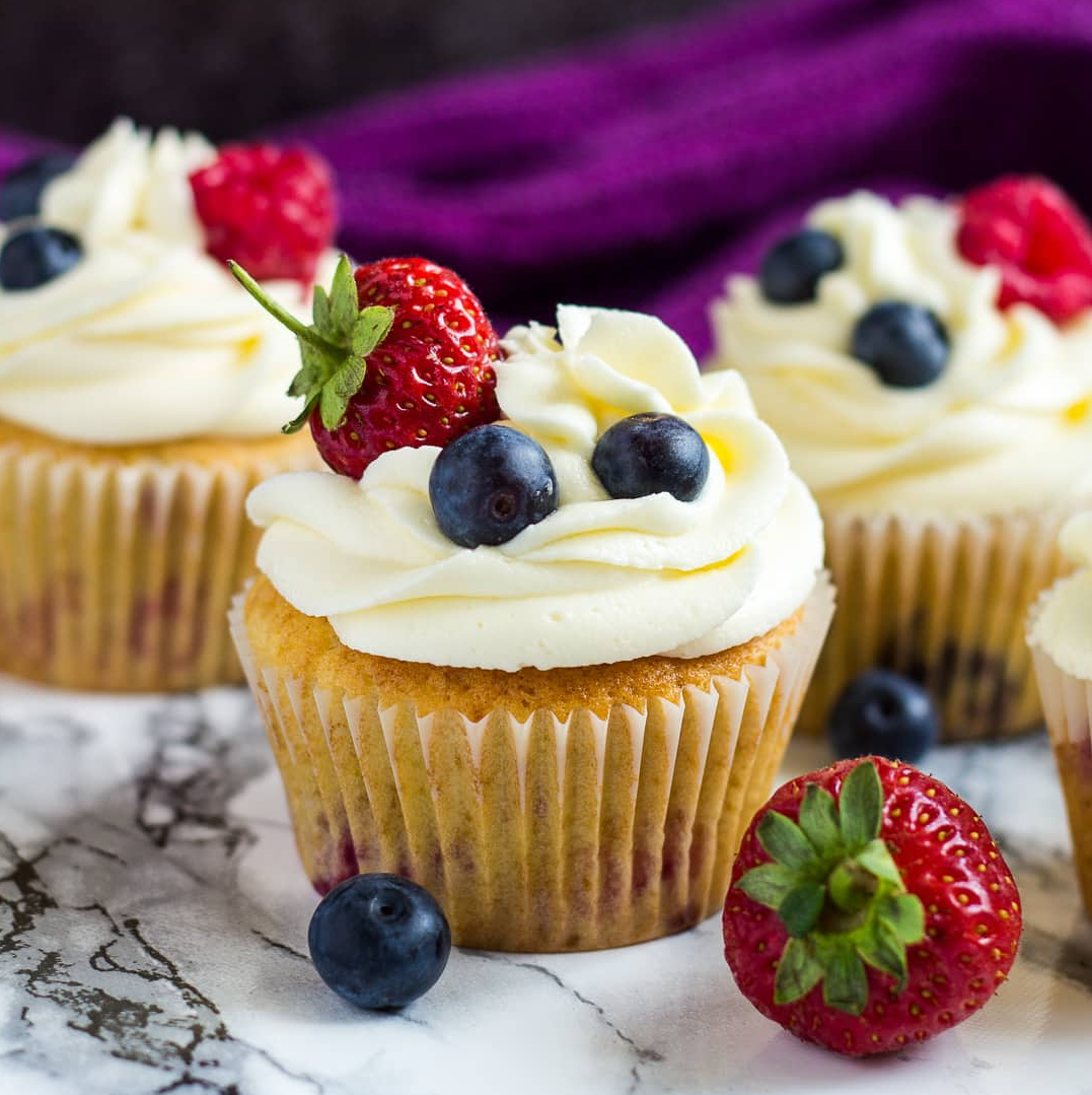 Bánh cupcake trang trí với kem bơ và trái cây bắt mắt