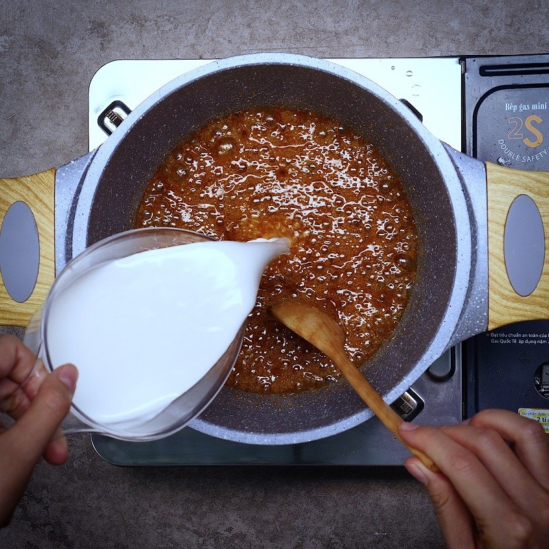 Nấu chảy đường thốt nốt cho đến khi tạo caramel, thêm cốt dừa