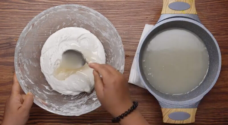Thêm hỗn hợp cốt dừa đường trắng vào bột 