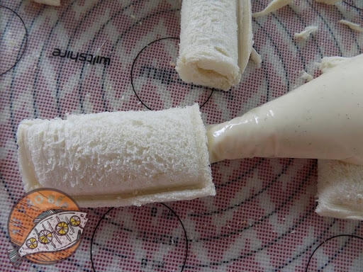 Bơm nhân sữa chua từ từ vào túi bánh mì sandwich