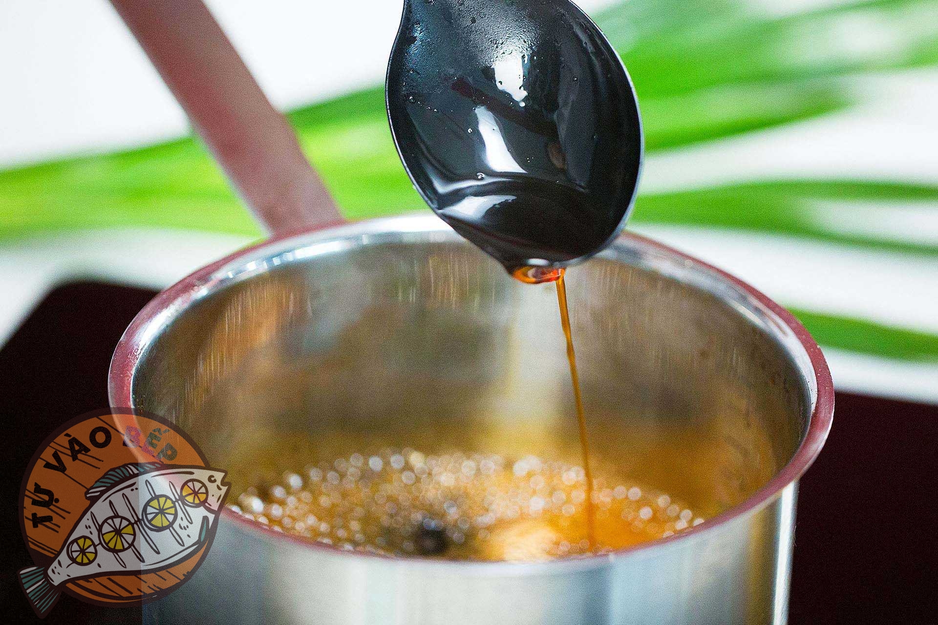 Nấu tan đường thốt nốt với nước lọc cho đến khi hỗn hợp đặc sệt