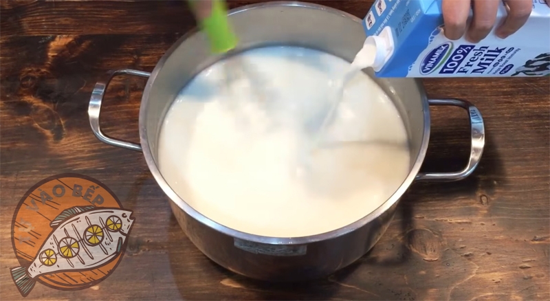 Đổ sữa tươi vào hỗn hợp sữa đặc và phô mai