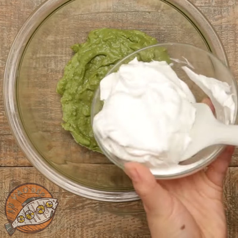 Cho từng phần whipping cream bông mềm vào và trộn hỗn hợp theo một chiều