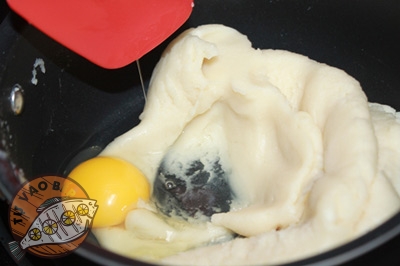 Đợi phần bột bánh nguội tương đối rồi hãy thêm trứng để tránh làm trứng chín sớm, gây đông tụ protein