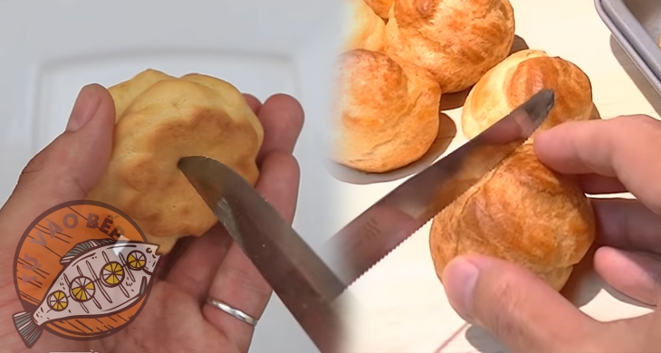 Dùng đũa chọc một lỗ ở phần đế bánh hoặc dao để cắt ngang phần thân nếu bạn muốn cho nhiều kem hơn