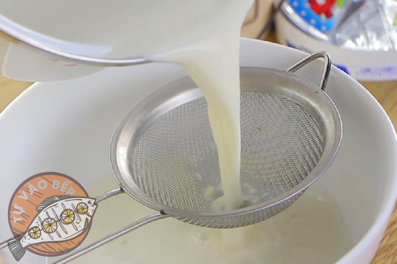 Rây hỗn hợp sữa lại một lần nữa trước khi ủ để thu được sữa chua uống mềm mịn